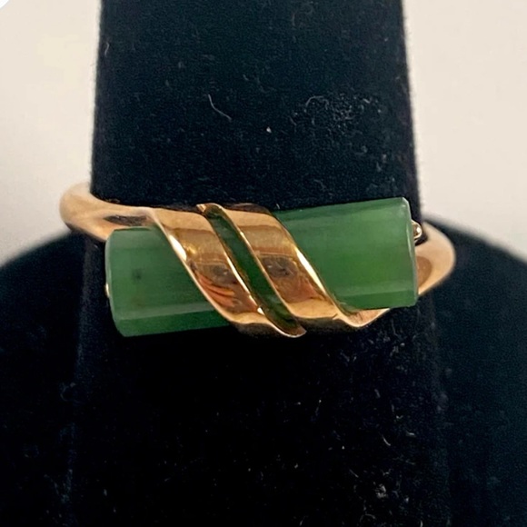 Vintage Avon Captured Jade 14k Gold Plated Ring - Picture 1 of 9